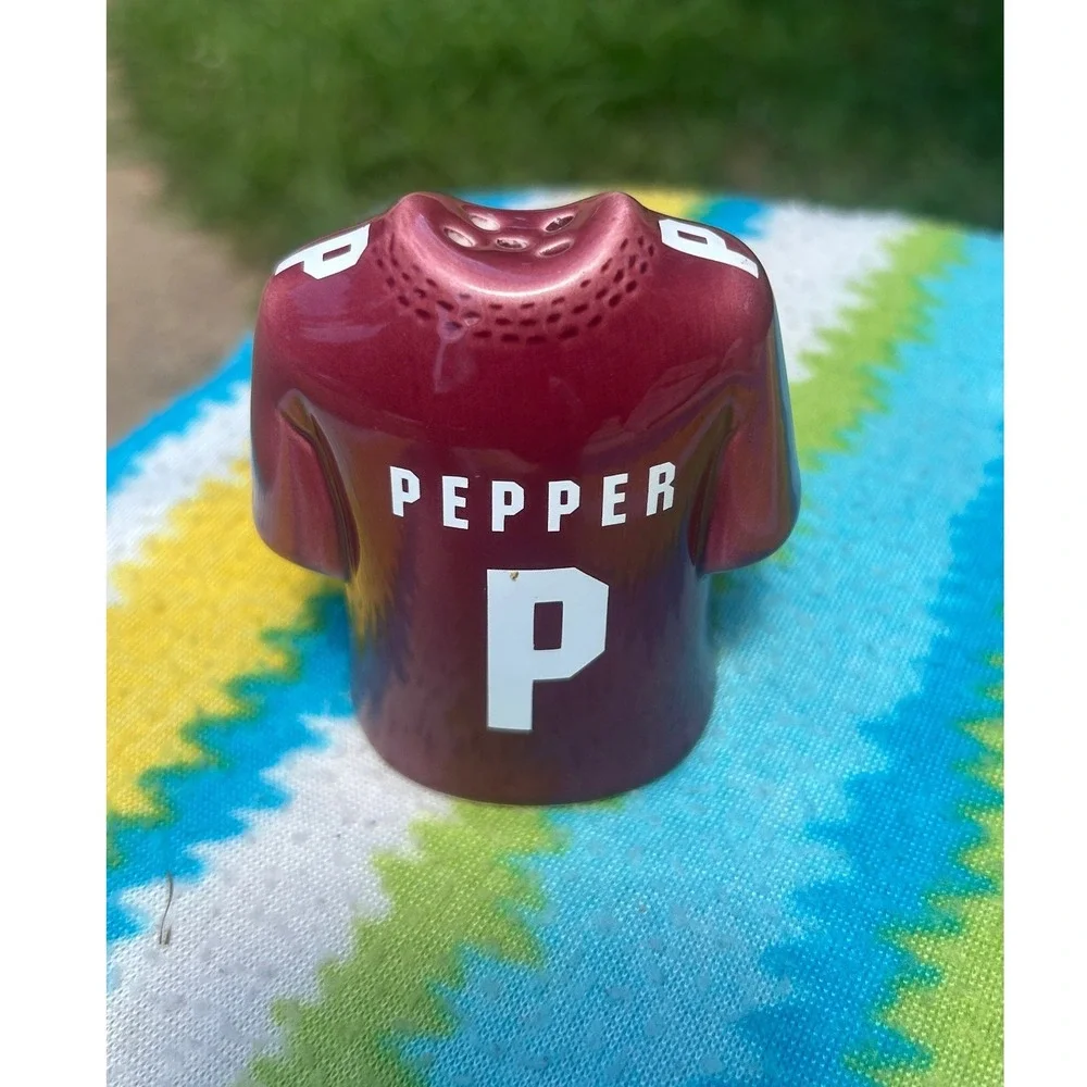 The Memory Company Mississippi State Bulldogs Jersey Salt & Pepper Shakers SEC